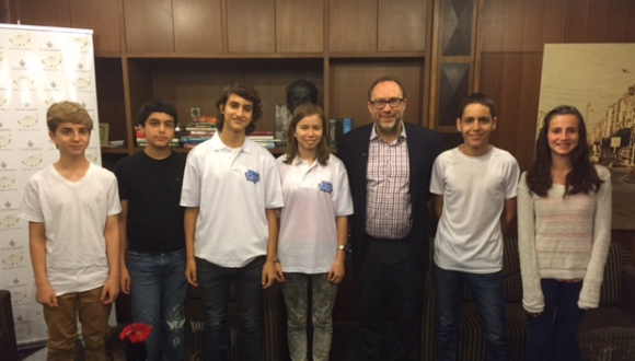 תלמידי אוניברסיטת תל-אביב לנוער עם מייסד ויקיפדייה וזוכה פרס דן דוד ג'ימי ויילס
