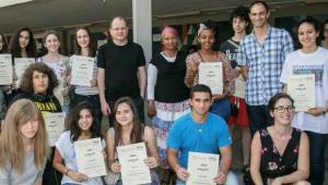 בוגרי אוניברסיטת תל אביב לנוער יחד עם גיל שוייד