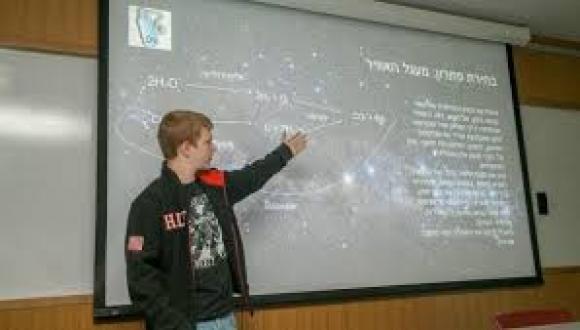 ילד מציג מפת כוכבים על לוח