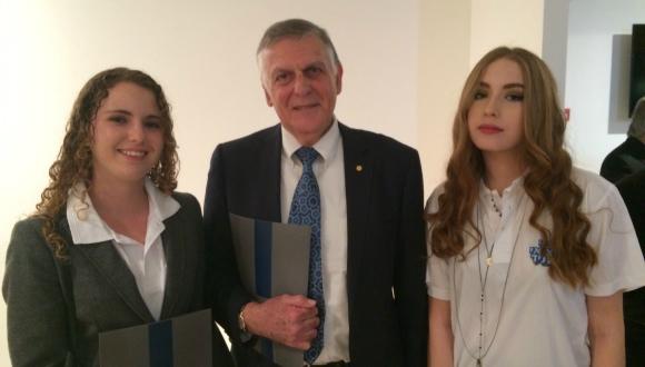 זוכה פרס נובל פרופ' דן שכטמן עם תלמידות אוניברסיטת תל אביב לנוער בטקס פרס וולף