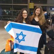 שירה בן דור ומאיה נוה עם דגל ישראל