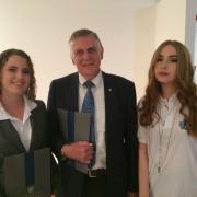 זוכה פרס נובל פרופ' דן שכטמן עם תלמידות אוניברסיטת תל אביב לנוער בטקס פרס וולף